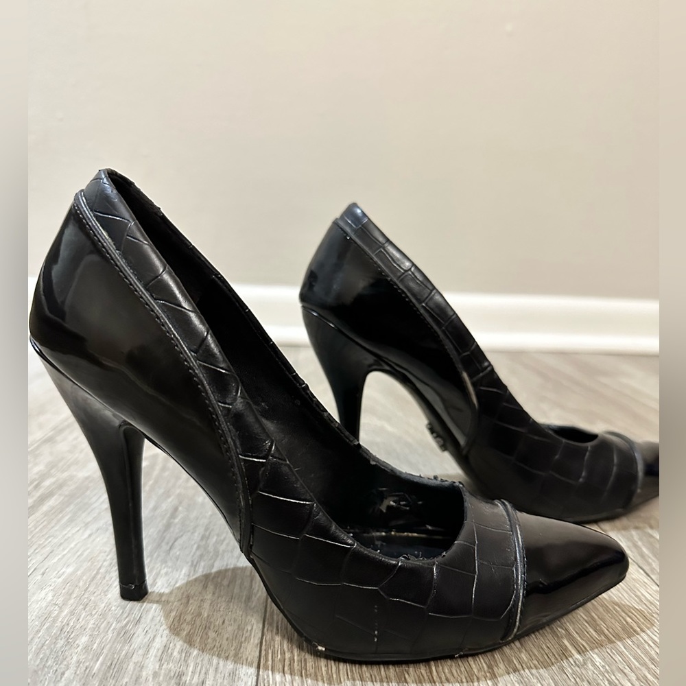 Preloved Vera Wang Mixed Black Leather Heels Size 6.5!